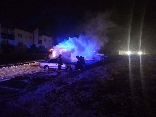 Dziś, po godzinie 20, na osiedlu Na Skarpie doszło do pożaru samochodu. Zapalił się samochód marki Mercedes. Na miejscu są służby. Zobacz także: Rozmowa Tygodnia GK24