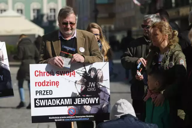 Demonstracja przeciwko Świadkom Jehowy