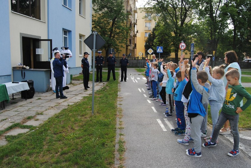 Nowy Koziołek Spoko we Włoszczowie. Policjanci uczyli dzieci bezpiecznych zachowań. Przede wszystkim w drodze do szkoły (ZDJĘCIA, WIDEO)