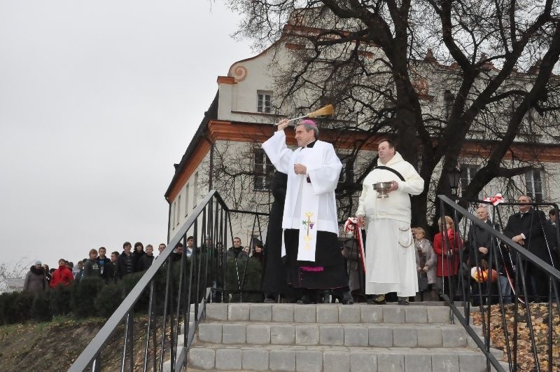 Boisko poświęcił biskup Krzysztof Nitkiewicz.