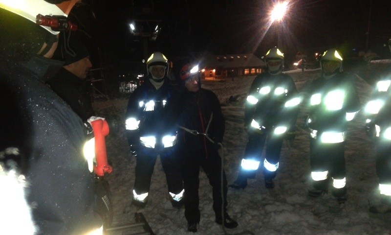 Strażacy z Krosna, Rzeszowa i Niebieszczan ćwiczyli jak ewakuować osoby uwięzione na wyciągu narciarskim [ZDJĘCIA]