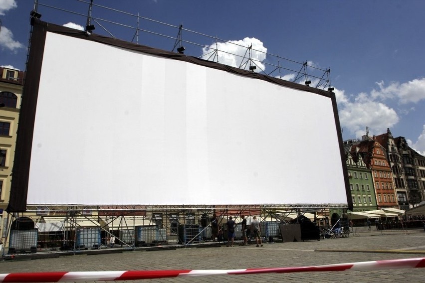 Wrocław: Wielki ekran już stoi w Rynku. Od piątku będzie można oglądać filmy (ZDJĘCIA)