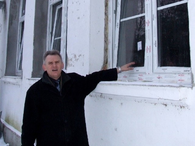 - W ramach dofinansowania z Unii Europejskiej wymieniliśmy okna w budynku byłej szkoły podstawowej w Wilczorudzie &#8211; pokazuje Wiesław Nasiłowski, wójt gminy Pniewy.