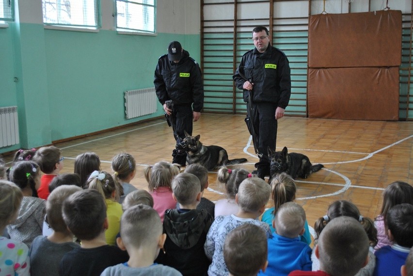 Dragon i Metyl - policjanci na czterech łapach odwiedzili dzieci w Skibinie