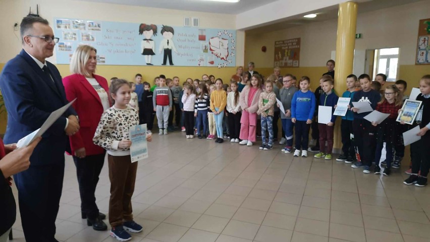 Uczniowie z Publicznej Szkoły Podstawowej w Iwaniskach zakończyli naukę pływania i treningi sztuki walki - taekwondo