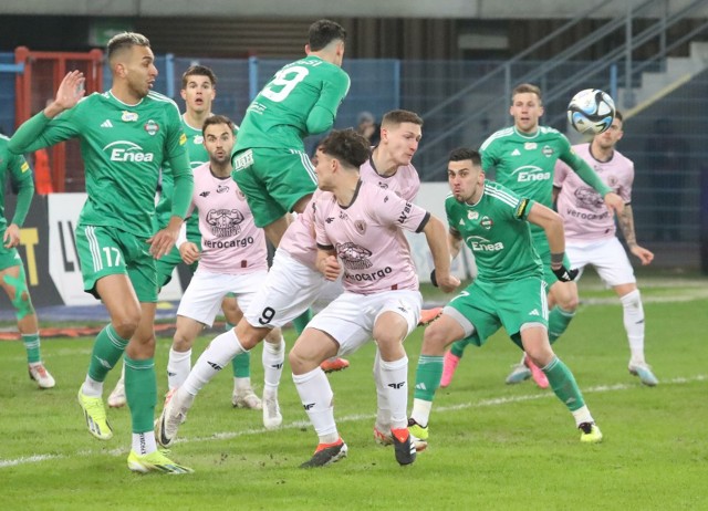 Piłkarze Piasta Gliwice w meczu z Radomiakiem zagrali w charytatywnych koszulkach.Zobacz kolejne zdjęcia. Przesuwaj zdjęcia w prawo - naciśnij strzałkę lub przycisk NASTĘPNE
