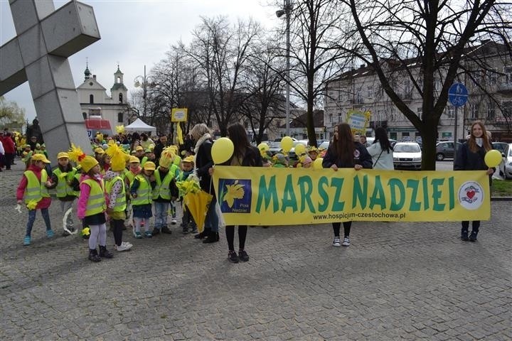 Uczestnicy ubrani byli w kolorowe elementy. Dominowały...