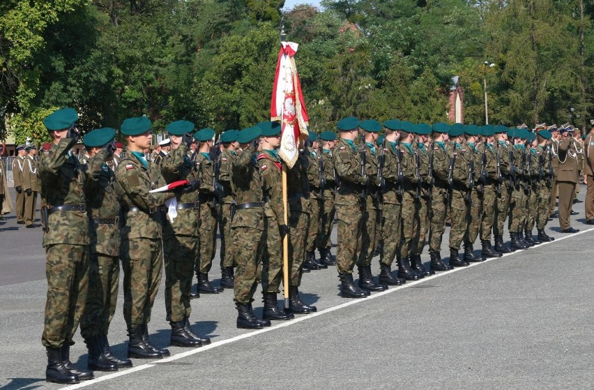 Zarobki żołnierzy w 2021 roku. Ile zarabiają wojskowi? W...