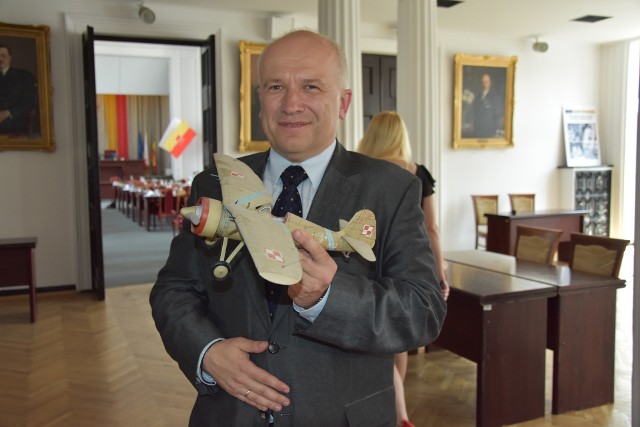 Radny Mateusz Walasek był projektodawcą uchwały o postawieniu pomnika Lotników Lwowskich.