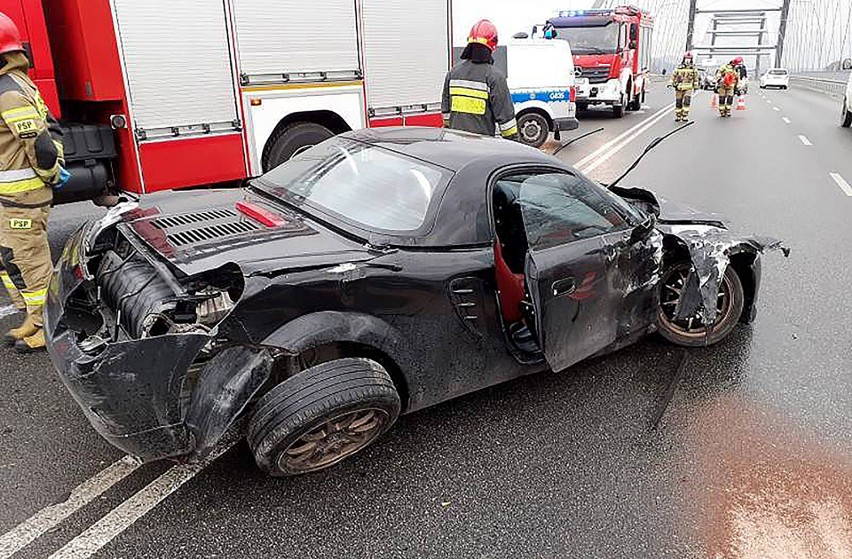 Nowy Sącz. Groźne zderzenie aut przy wjeździe na most heleński [ZDJĘCIA]