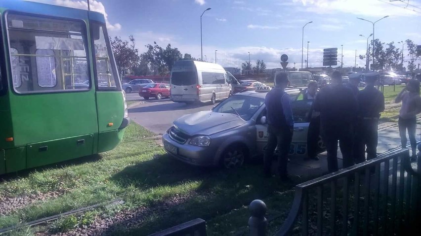 Taksówka uderzyła w tramwaj w centrum Szczecina