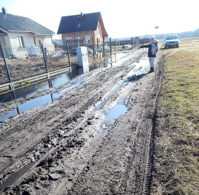 Problem nasilił się w drugiej połowie lutego, gdy po kilkudniowych, siarczystych mrozach przyszła odwilż. Zalegająca warstwa śniegu stopniała i zamieniła ul. Spacerową w Grodźcu w grzęzawisko. Gmina zdecydowała o natychmiastowym zamknięciu drogi.