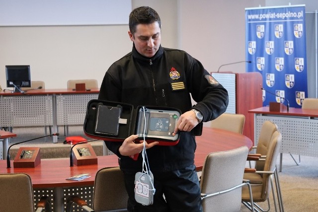 Pracownicy urzędów zostali przeszkoleni przez sępoleńskich strażaków z obsługi defibrylatora, który pojawił się w Starostwie Powiatowym w Sępólnie