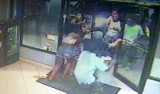 Tłum dzieci napadł na sklep przy stacji benzynowej (wideo)