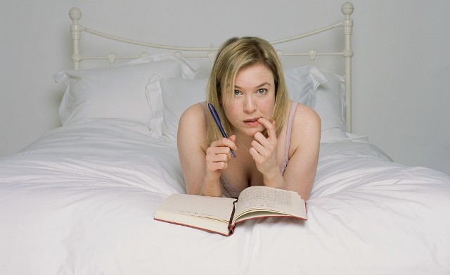 "Bridget Jones - w pogoni za rozumem"Kultowa komedia romantyczna! Bridget Jones pracuje w mediach, zbyt dużo pije i pali, liczy kalorie i walczy z pechem, ale nie jest samotna. Choć wybranek, Mark Darcy, kocha ją i nie ogląda się za szczuplejszymi kobietami, Bridget nie potrafi spać spokojnie. Zwłaszcza gdy u boku ukochanego pojawia się asystentka. Znacznie lepiej układa się zawodowe życie Bridget - szef powierza jej prowadzenie programu o kuchniach świata. Jej partnerem ma być były szef Daniel Cleaver, z którym łączyło ją w przeszłości znacznie więcej niż tylko relacje zawodowe... czytaj więcejEmisja: TVP2, godz. 22:25