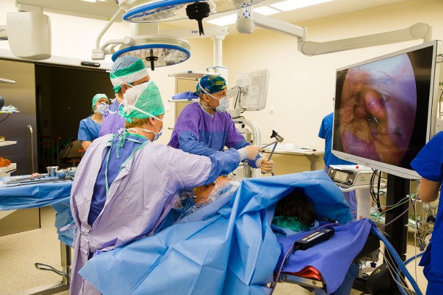 Białostoccy lekarze w trakcie jednej z czwartkowych operacji - leczenia otyłości techniką laparoskopową