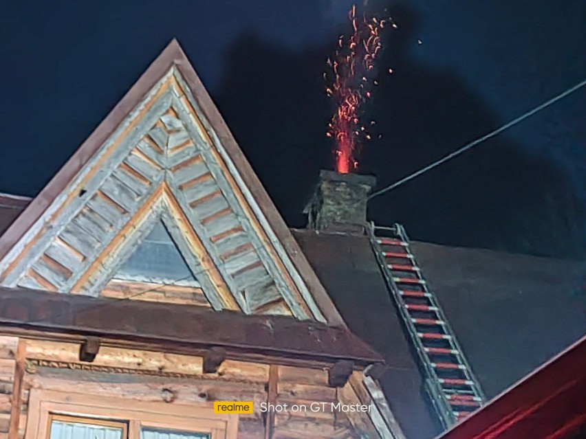 Pożar sadzy w kominie drewnianego budynku na Gubałówce w...