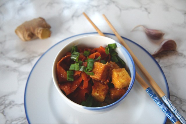 Nazwa dania ma odnosić się do faktu, że nawet najwięksi sceptycy mogą polubić tofu w tym daniu i częściej włączać go do swojego jadłospisu.