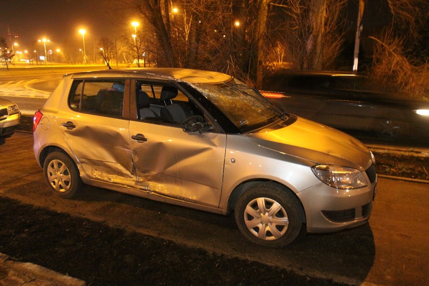 Wypadek na Włókniarzy. Dachował, bo nie ustąpił pierwszeństwa [ZDJĘCIA]