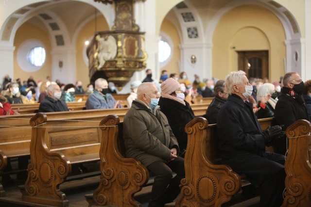 Dwa scenariusze luzowania obostrzeńW wersji optymistycznej rozważane jest otwarcie szkół dla kolejnych roczników dzieci i młodzieży. Jak zapowiedział minister zdrowia Adam Niedzielski, do 14 lutego będą wykonywane badania przesiewowe nauczycieli. Jeśli wyniki pozwolą, do szkół wrócą przede wszystkim uczniowie klas ósmych i klas maturalnych. Pozostali dołączyliby do nich w marcu.Spodziewane jest też pozwolenie na organizowanie w mieszkaniach spotkań w gronie liczniejszym niż 5-osobowe i zwiększenie limitu osób przebywających w kościołach. Nie wyklucza się też otwarcia hoteli. Jak podało radio RMF, rząd rozważa taką opcję.Otwarcie muzeów i galerii sztuki to pierwszy krok w kierunku „odmrożenia” całej kultury. Jednak nie wiadomo, kiedy to nastąpi.