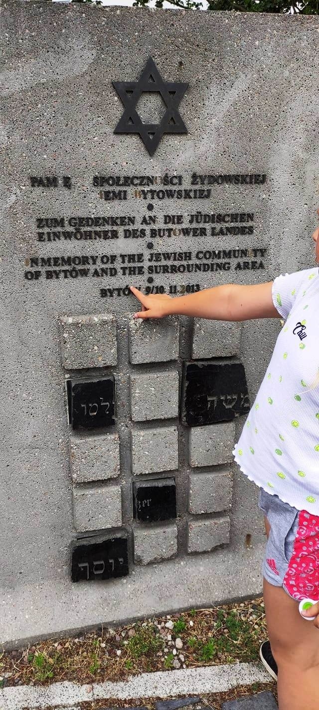 Pomnik poświęcony bytowskim Żydom. Literki odpadają, czy...