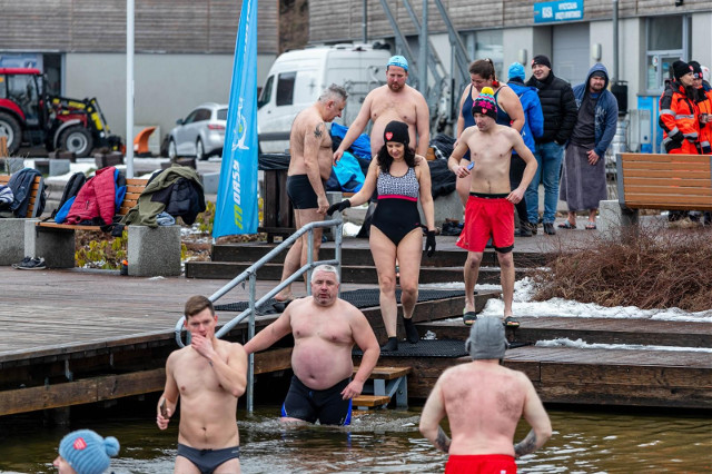 Białystok. Jak zwykle w niedzielne przedpołudnie, na plaży w Dojlidach spotkały się morsy. Tak wyglądała zimowa kąpiel 30 stycznia [ZDJĘCIA]