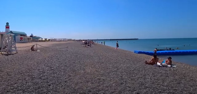 Pusta plaża na Krymie w połowie sezonu wakacyjnego. Turyści boją się wojny.