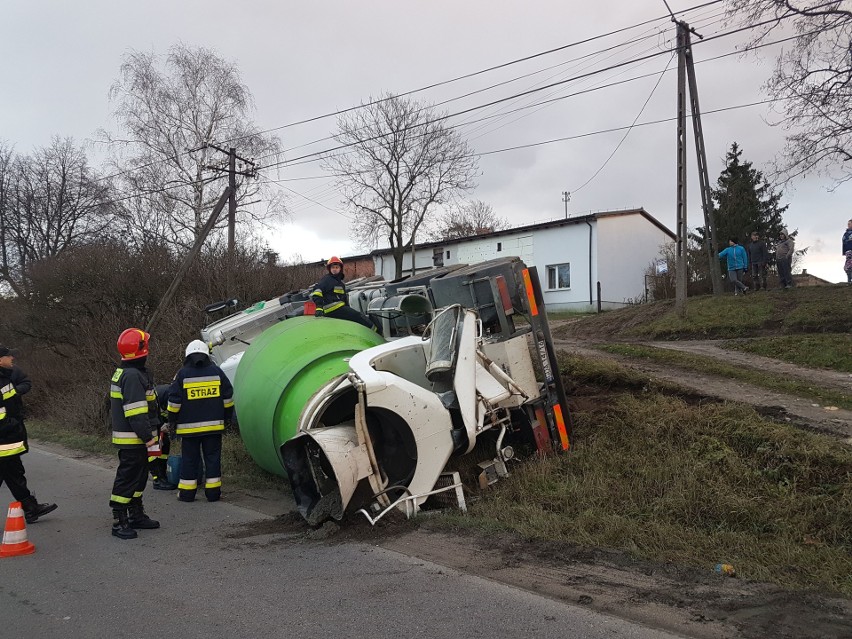 Ciężarowy dał leżał na boku w  rowie, gdy dotarły służby -...