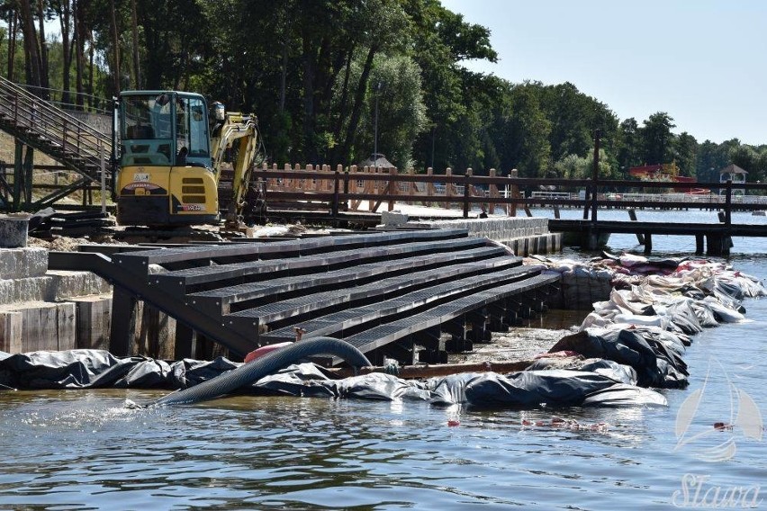 SŁAWA. Pierwsze z nowych schodów na nową plażę prawie gotowe. Ale najpierw trzeba było budować zaporę i pompować wodę