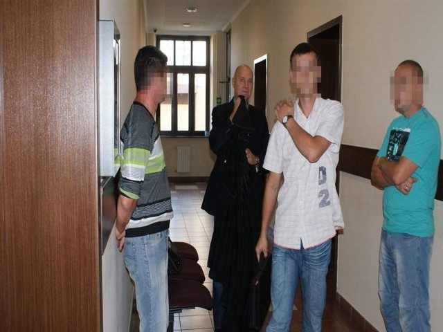Z lewej: policjanci oskarżeni o pobicie rytlan, obok ich kolega, który odpowiada za niedopełnienie obowiązków