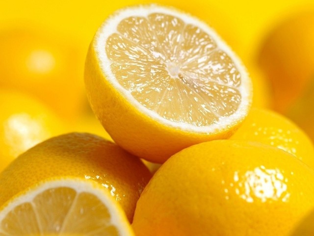Miskę świeżyć cytryn i limonek powinniśmy mieć w domu zawsze. I korzystać z ich dobrodziejstw jak najczęściej.