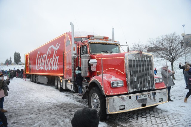 Ciężarówki Coca-Cola to w zasadzie świąteczny symbol. Już 7 grudnia świąteczne ciężarówki Coca-Cola ruszają w trasę po całej Polsce. W grudniu odwiedzą 15 miast.Jaka jest świąteczna trasa ciężarówek Coca-Coli?Na każdym przystanku ciężarówek Coca-Coli pojawi się Mikołaj. Będzie można odebrać specjalną, spersonalizowaną puszkę Coca-Coli a także wybrać się na wirtualną przejażdżkę saniami Świętego Mikołaja. Do tego gry, konkursy z nagrodami, fajerwerki i koncerty - jednym słowem mnóstwo atrakcji!Kto będzie mógł poczuć magię świąt i zobaczy kultowe ciężarówki Coca-Coli na żywo? Jak wygląda tegoroczna trasa konwoju ciężarówek Coca-Cola. Czy świąteczne ciężarówki pojawią się w Kujawsko-Pomorskiem? Dowiecie się, klikając na kolejne zdjęcia! Aby przejść do kolejnego zdjęcia przesuń stronę gestem lub kliknij strzałkę w prawo na zdjęciu >>>Zobacz jak było w zeszłym roku! Ciężarówki Coca-Coli zaparkowały na Starym Rynku. Bydgoszcz pierwszym przystankiem ogólnopolskiej trasy