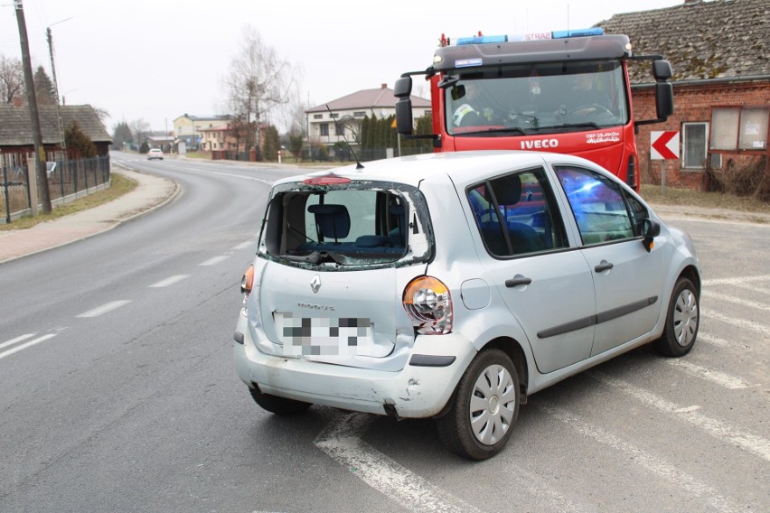Wypadek na drodze krajowej 74 w powiecie wieluńskim. Tir uderzył w osobówkę ZDJĘCIA
