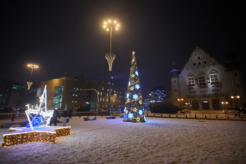 Na poznańskim placu Mickiewicza rozbłysła choinka....