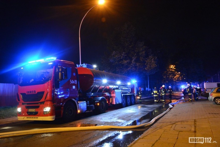 Groźny pożar w Krośnie. Płonął kompleks hal produkcyjno-magazynowych, strażacy walczyli z ogniem ponad pięć godzin [ZDJĘCIA]