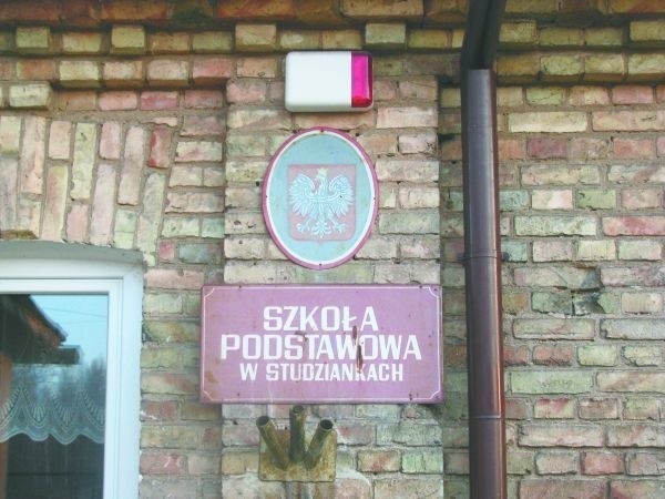 Według uchwały Rady Miejskiej w Wasilkowie, dochody własne szkoły (także tej w Studziankach) powinny być gromadzone na "wyodrębnionym rachunku bankowym&#8221;.