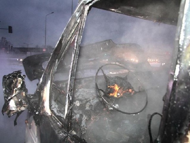 Przód samochodu wraz z wnętrzem kabiny spaliły się doszczętnie.