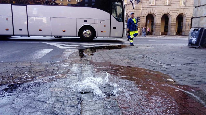 Woda leje się na placu Kościuszki. O co chodzi? [ZDJĘCIA]