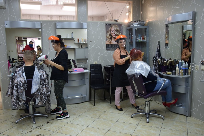 Zawierciańscy fryzjerzy wznowili działalność. Było wielu klientów