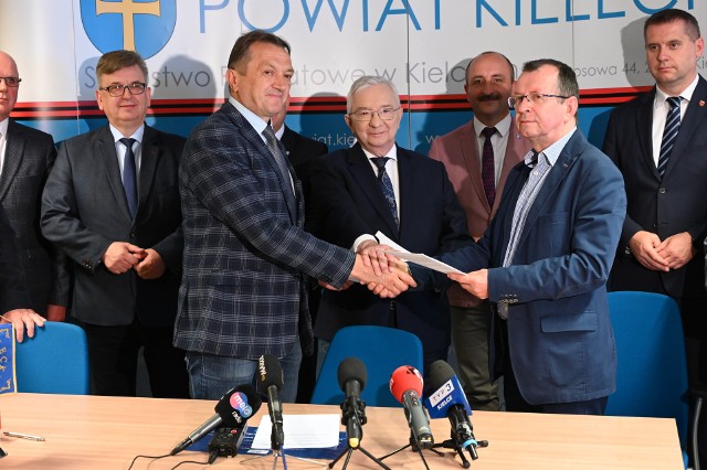 Na pierwszym planie: Starosta Mirosław Gębski, poseł Krzysztof Lipiec i Wiesław Ruchomski z firmy Fart podczas oficjalnego podpisania umowy.