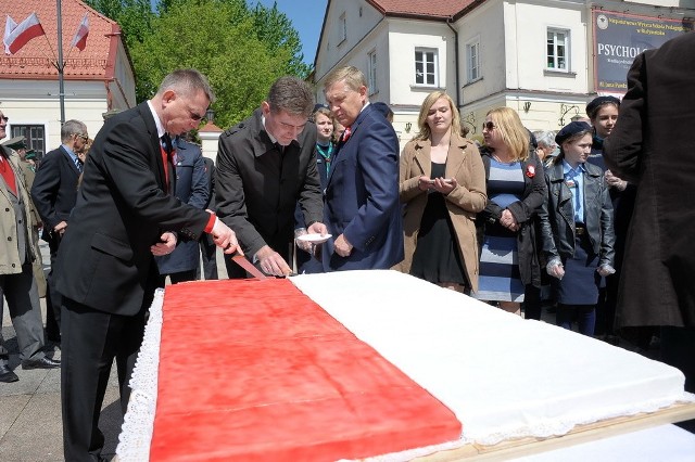 Wojewoda podlaski Maciej Żywno wraz z prezydentem Białegostoku Tadeuszem Truskolaskim osobiście częstowali białostoczan.