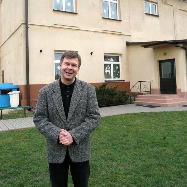 - Jestem przekonany, że po wybudowaniu nowej szkoły wszystkie dzieci z Załęża będą tu chodzić - cieszy się dyrektor Tomasz Noworól.