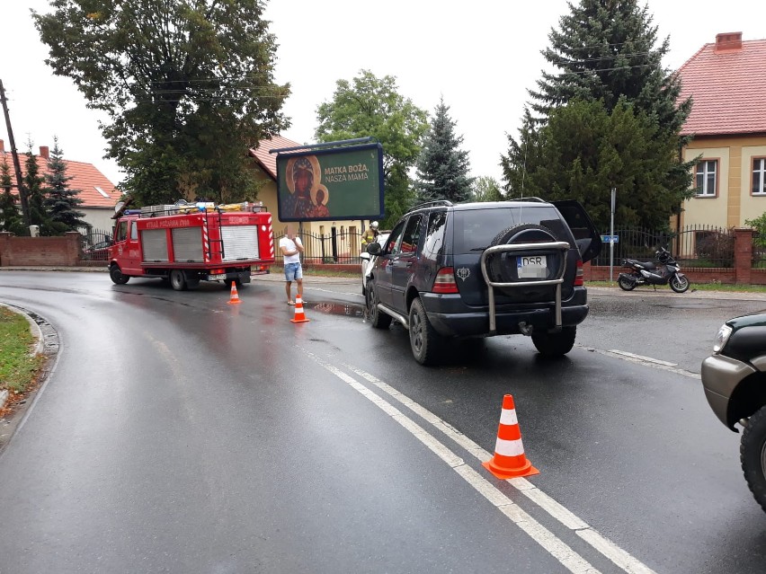 Czołowe zderzenie przy kościele w Wilkszynie pod Wrocławiem (ZDJĘCIA)