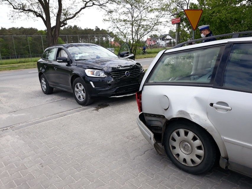 Wypadek trzech samochodów w Kiełczowie. Kobieta w volvo nie wyhamowała (ZDJĘCIA)