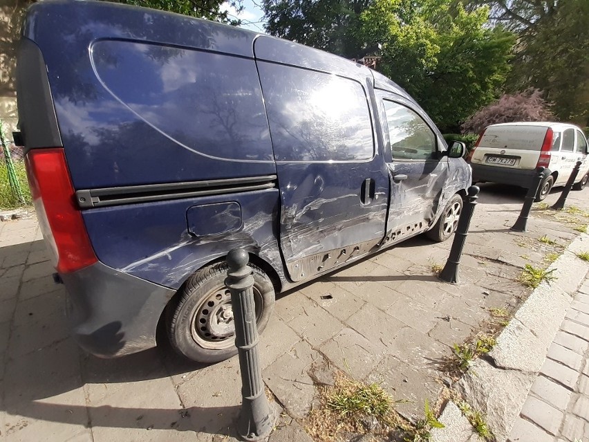 Wypadek na Podwalu. Młody kierowca wpadł w poślizg- staranował słupki i inny samochód (ZDJĘCIA)