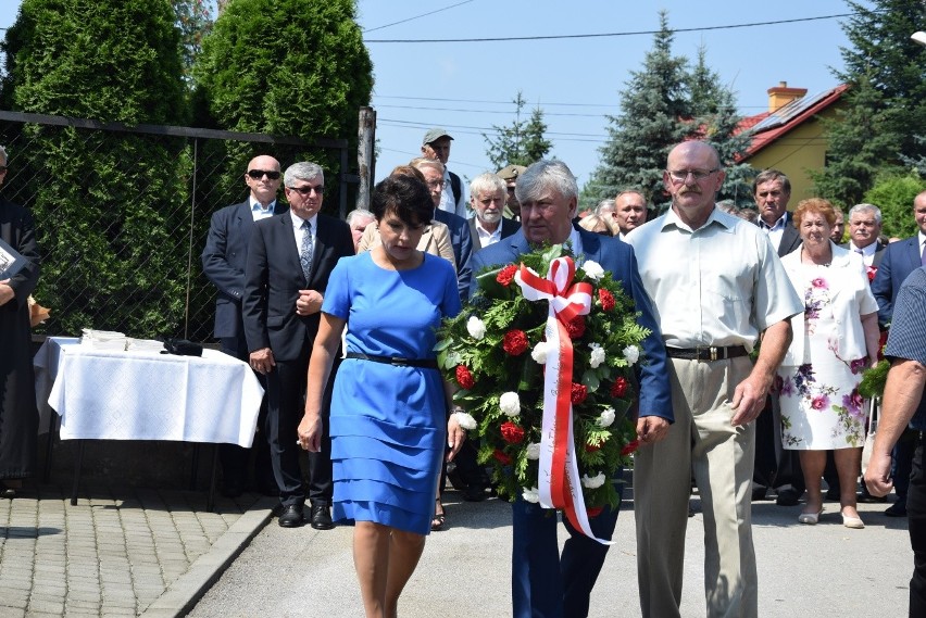 Hołd dla 30 ofiar pacyfikacji Radwanowic w miejscu kaźni hitlerowskiej. Wspomnienia bestialskiego mordu [ZDJĘCIA] 