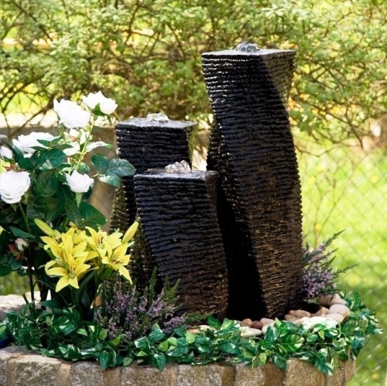 Gotową fontannę można kupić w marketach ogrodniczych.