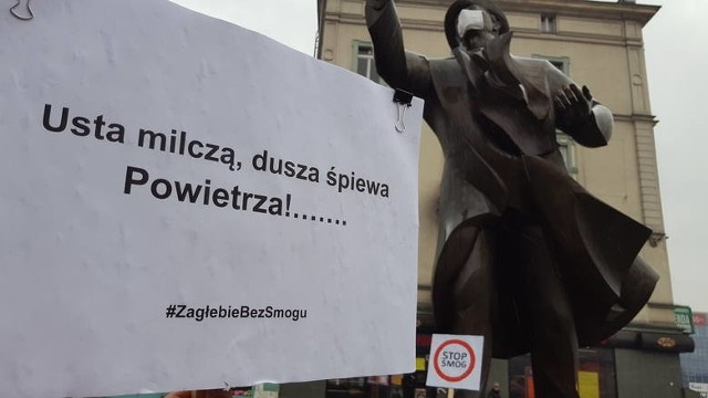 W ramach corocznych happeningów mających uświadamiać mieszkańcom zagrożenie, jakie niesie smog, pomnikowej postaci Jana Kiepury założono maskę antysmogową...Zobacz kolejne zdjęcia. Przesuwaj zdjęcia w prawo - naciśnij strzałkę lub przycisk NASTĘPNE