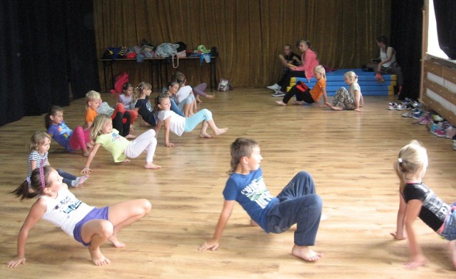 Dzieci ćwiczą intensywnie, bo zaraz będzie nauka tańca.