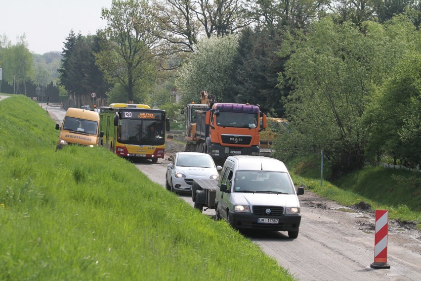 Duże utrudnienia dla kierowców. Trwa remont ulicy Opatowickiej, pojawią się progi zwalniające [ZDJĘCIA]